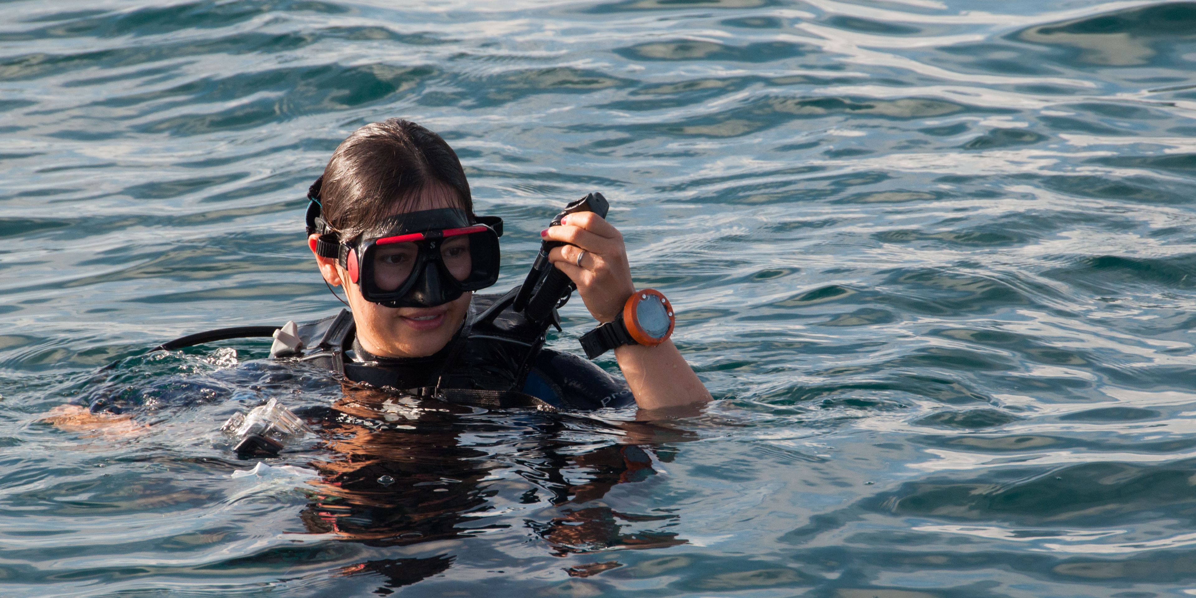 Eine Teilnehmerin der Walhai-Expedition auf den Malediven hat soeben ihren Tauchgang beendet und ist wieder an der Oberflaeche