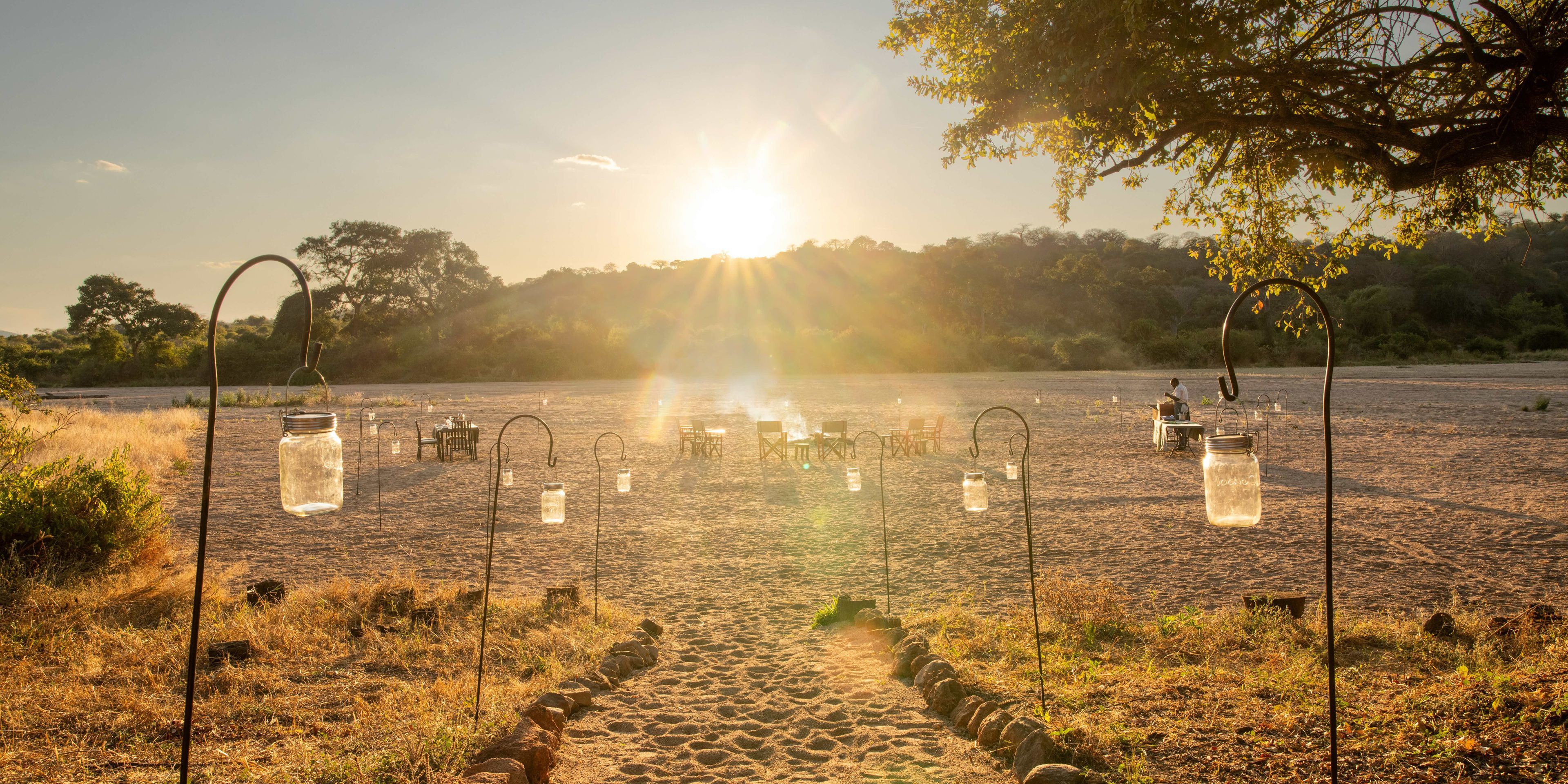 Weg mit Lampen in der Natur