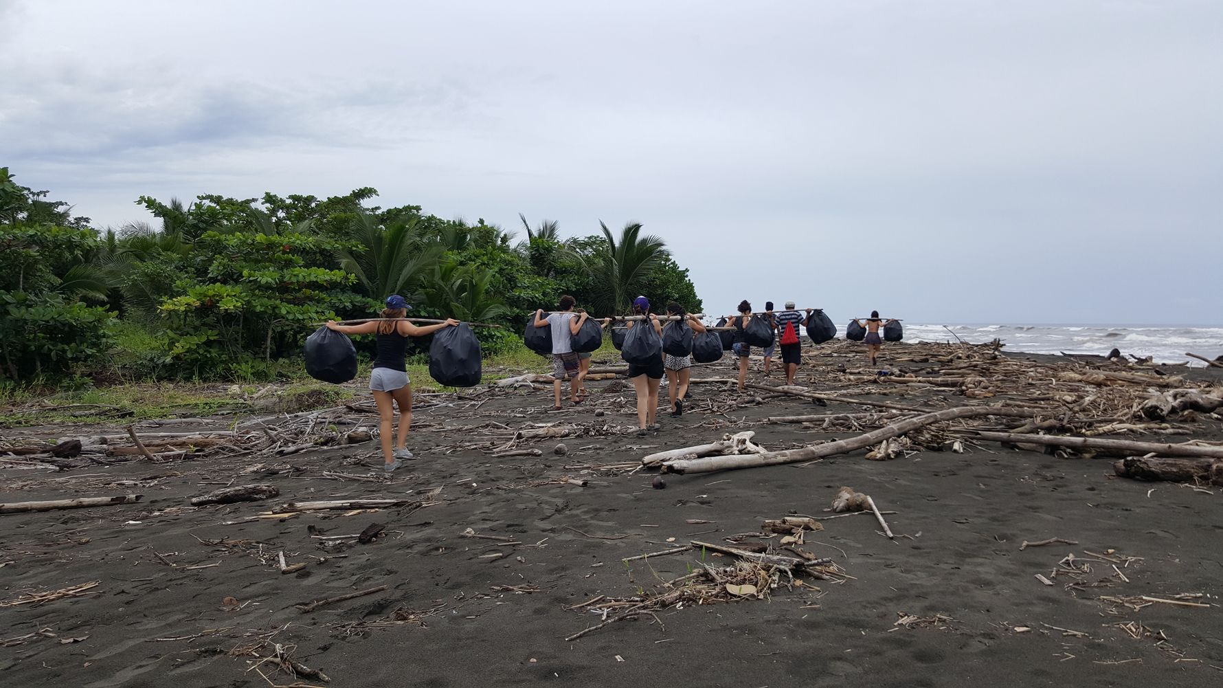 Freiwillige beseitigen den Muell der jeden Tag an Strand gespuehlt wird