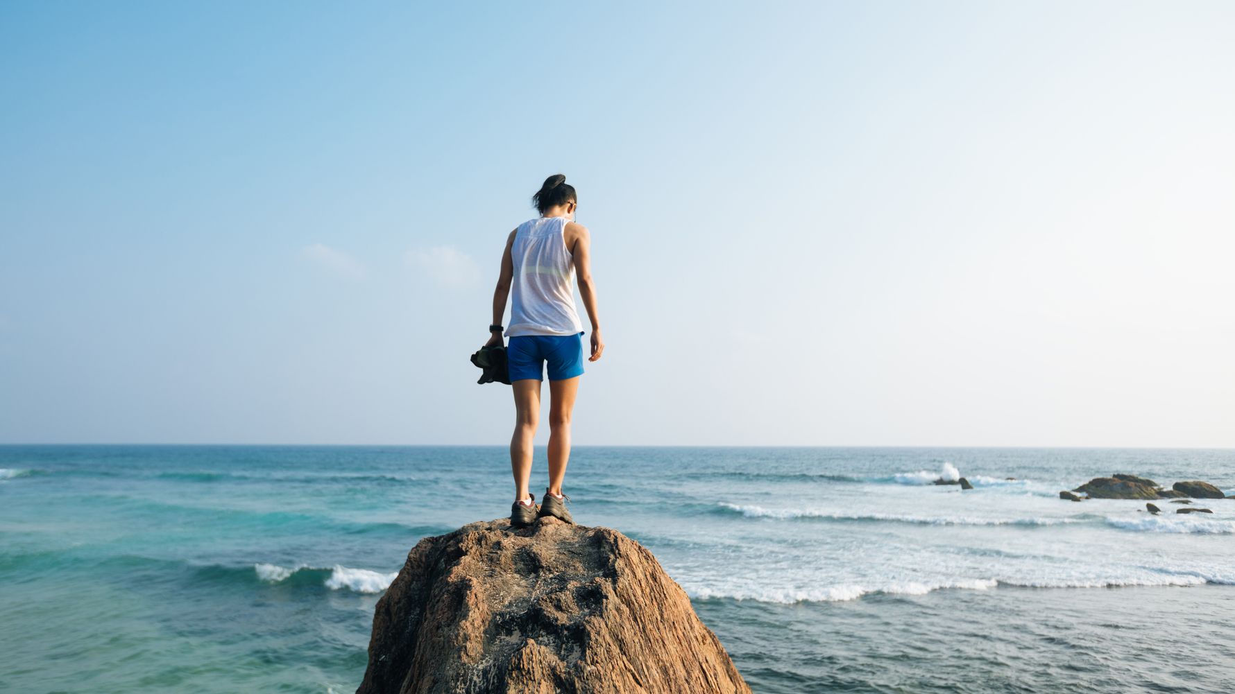 blog-ratgeber-sabbatical-auszeit-mit-mehrwert-frau-strand-wasser-natucate