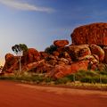australien-laenderinformationen-fels-outback-himmel