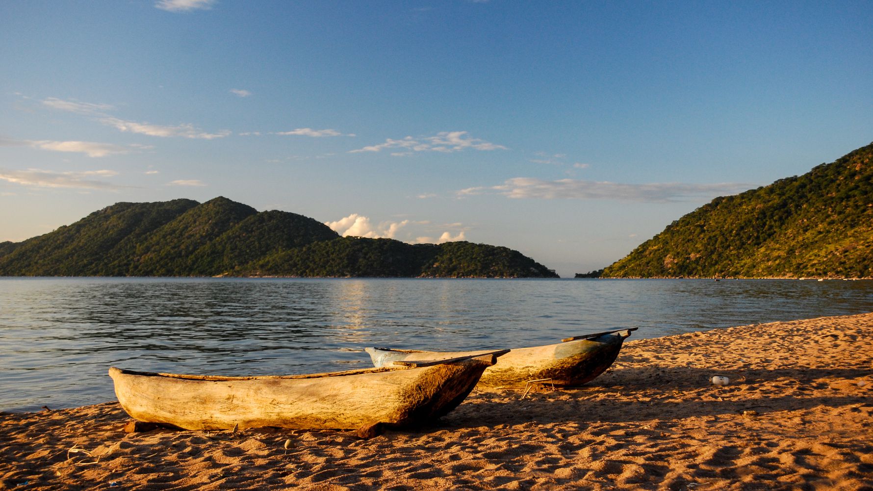 malawi-country-information-lake-malawi-canoe
