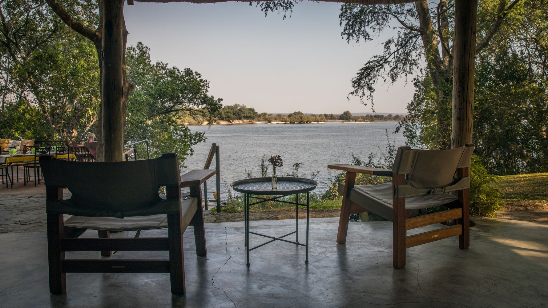 blog-ratgeber-sambia-chundukwa-river-lodge-stuhl-aussicht-natucate