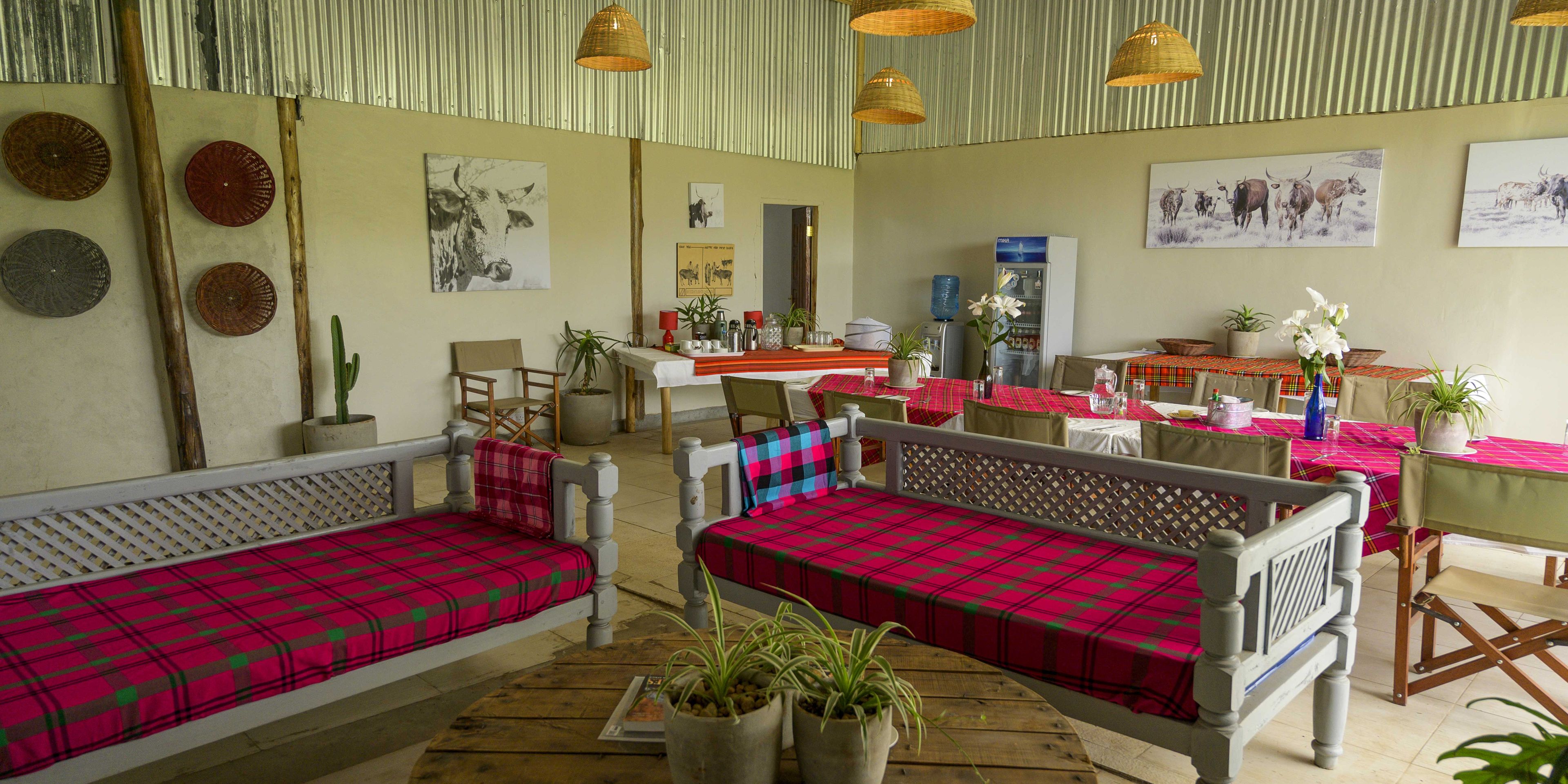 natur-und-rangerkurs-safari-guide-kenia-camp-mara-unterkunft-speiseraum-natucate