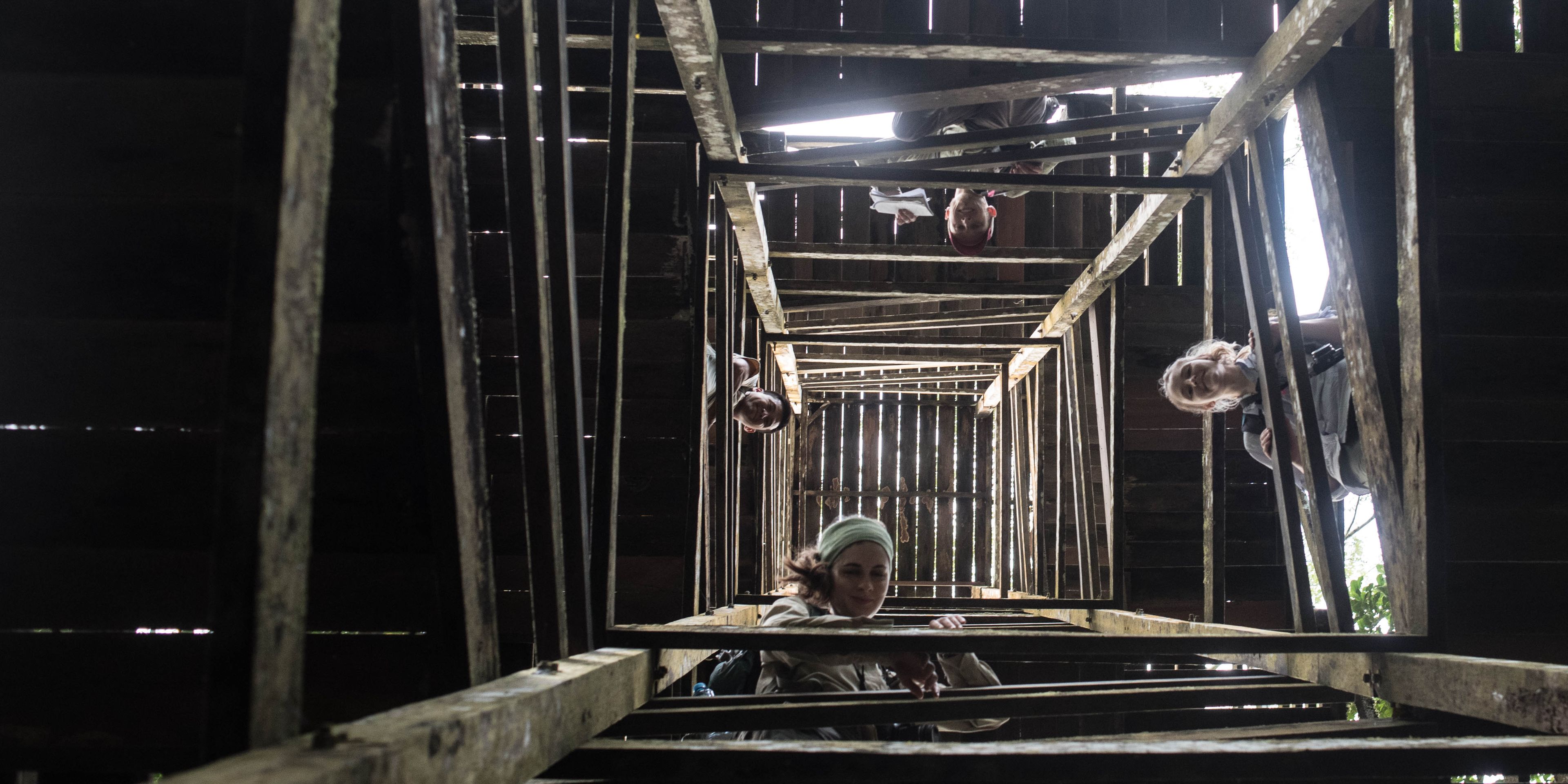 Die Teilnehmer erklimmen einen Aussichtsturm in Peru