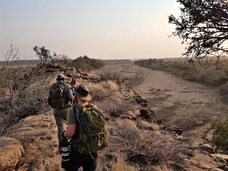 blog-ratgeber-safari-packliste-fuer-dein-abenteuer-im-suedlichen-afrika-wanderung-natucate