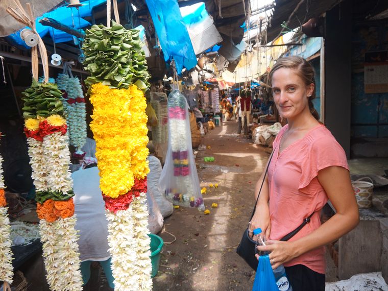 Meghan in Indien auf einem Markt