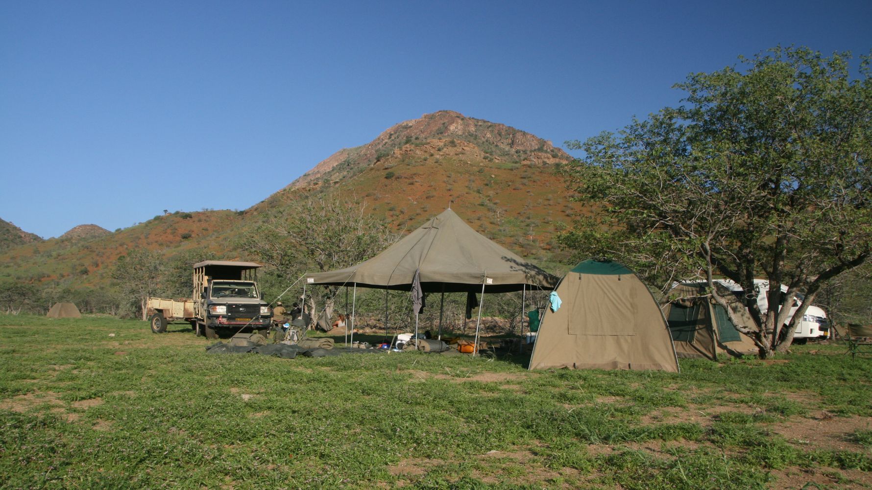 erfahrungsbericht-freiwilligenarbeit-namibia-elefantenschutz-jonas-camp-natucate