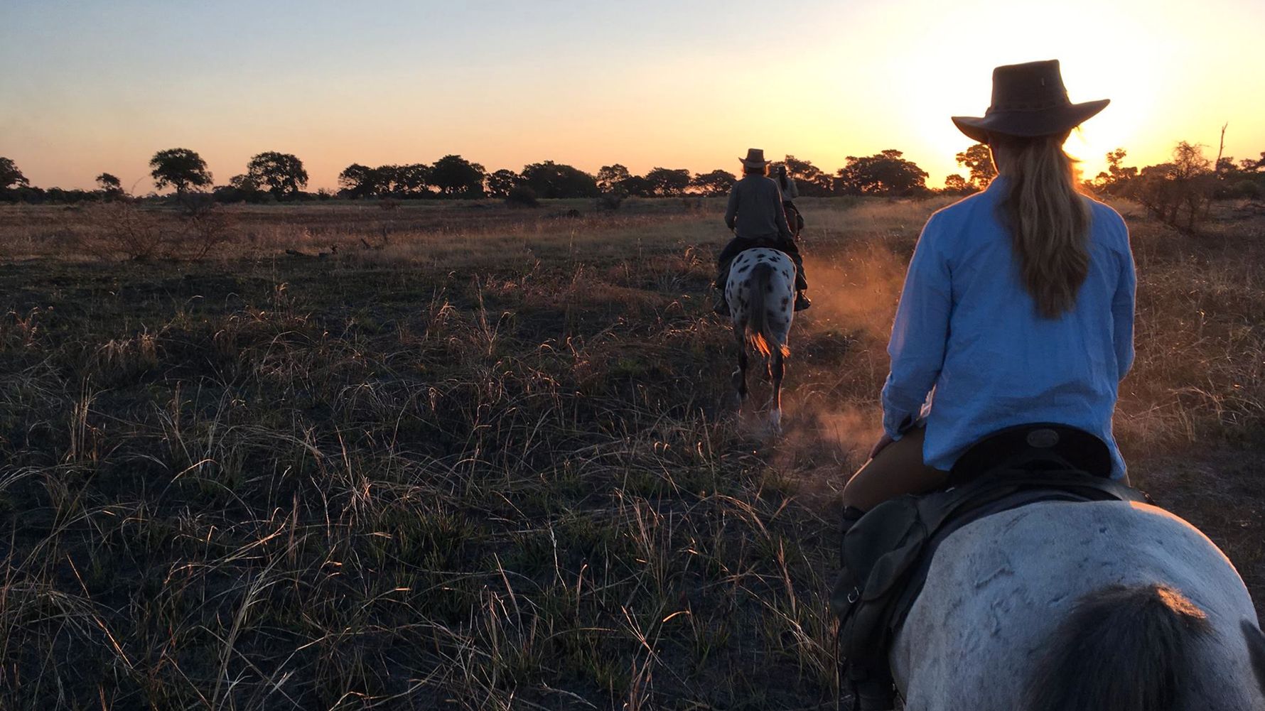 Reitsafari Afrika: Zwei Safari-Gaeste auf einer Pferdesafari im suedlichen Afrika
