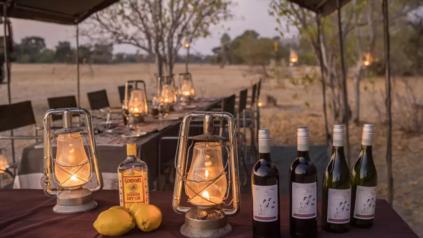 safari-botswana-okavango-delta-moremi-khwai-camp-dinner-natucate