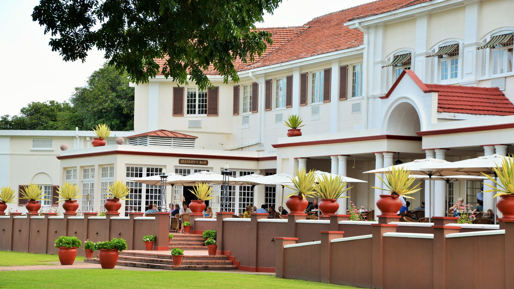 blog-ratgeber-simbabwe-victoria-falls-hotel-aussenbereich-natucate