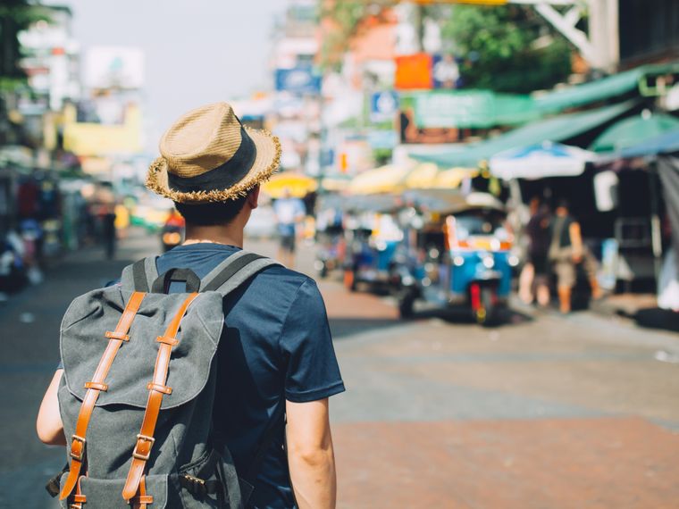 blog-ratgeber-reisetipps-und-wissenswertes-hilfe-kulturschock-menschenmenge-person-natucate