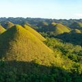 Die Huegelformation der Chocolate Hills, bekannteste Attraktion auf der Insel Bohol