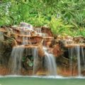 Ein Sturzbach im dichten Regenwald Costa Ricas