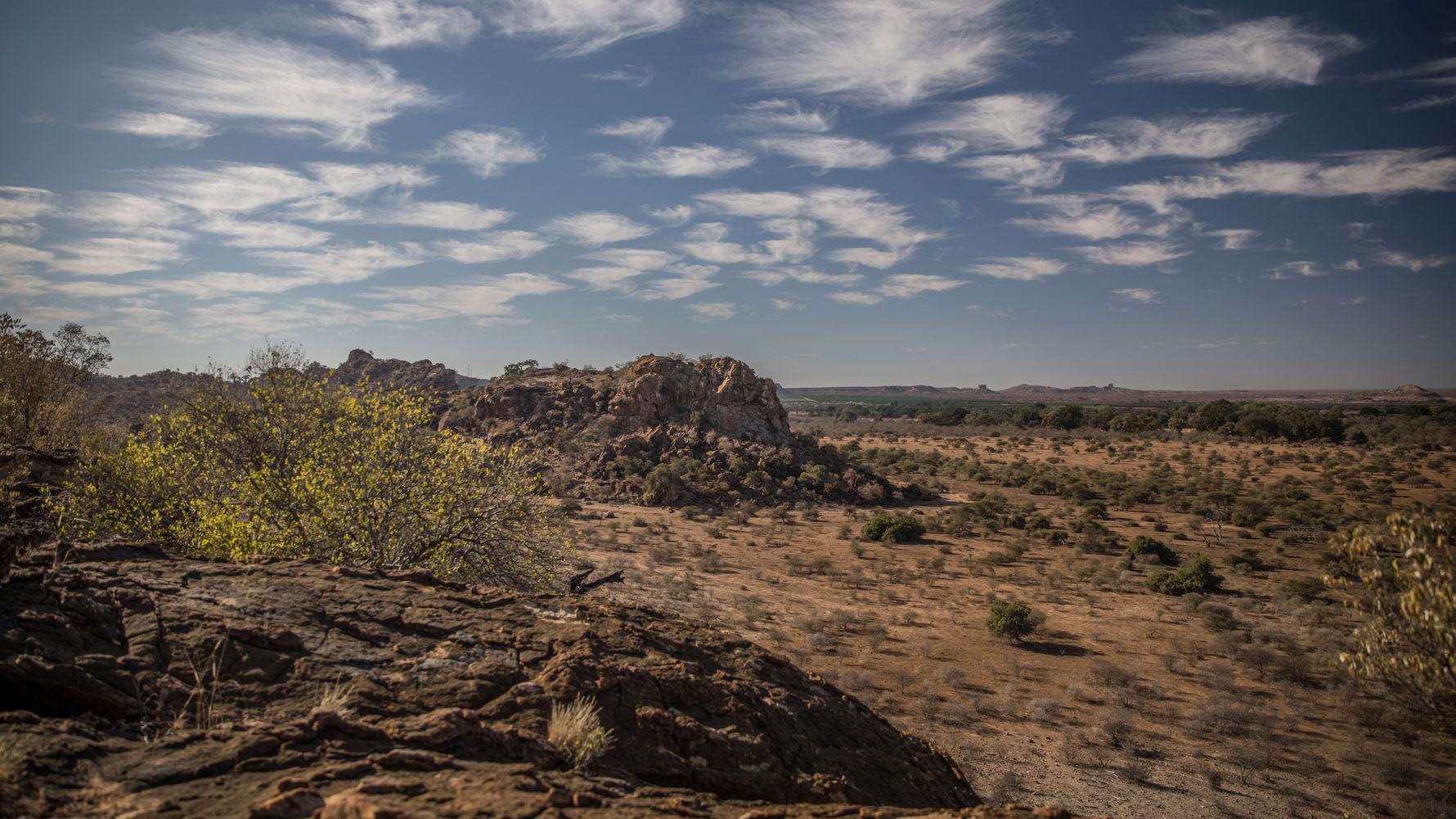Der Blick ueber die Naturlandschaft Mashatus unter strahlend blauem Himmel
