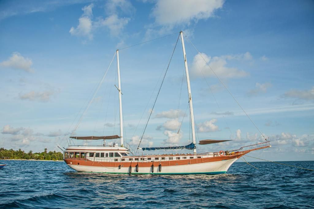 natucate-pwe-maldives-boat