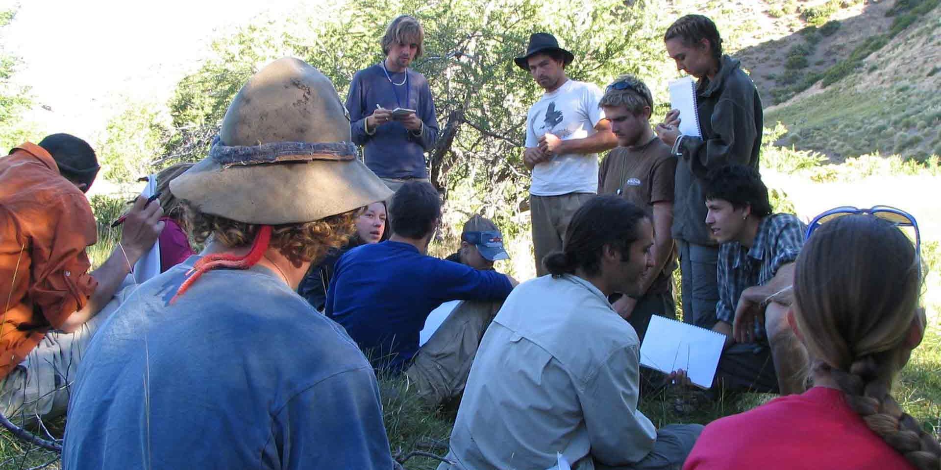 Eine Gruppe von Teilnehmern beim Unterricht auf einer patagonischen Wiese