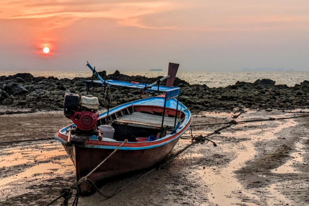 natucate-blog-review-thailand-koh-lanta-wayne-sunset-boat