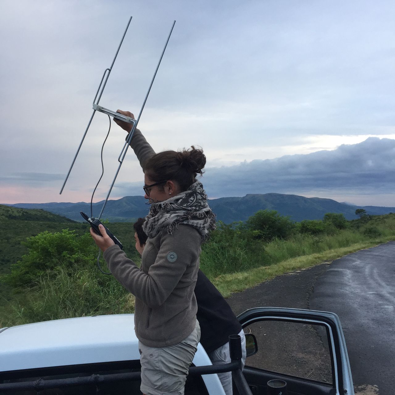 Eine freiwillige Helferin fuehrt Messungen durch