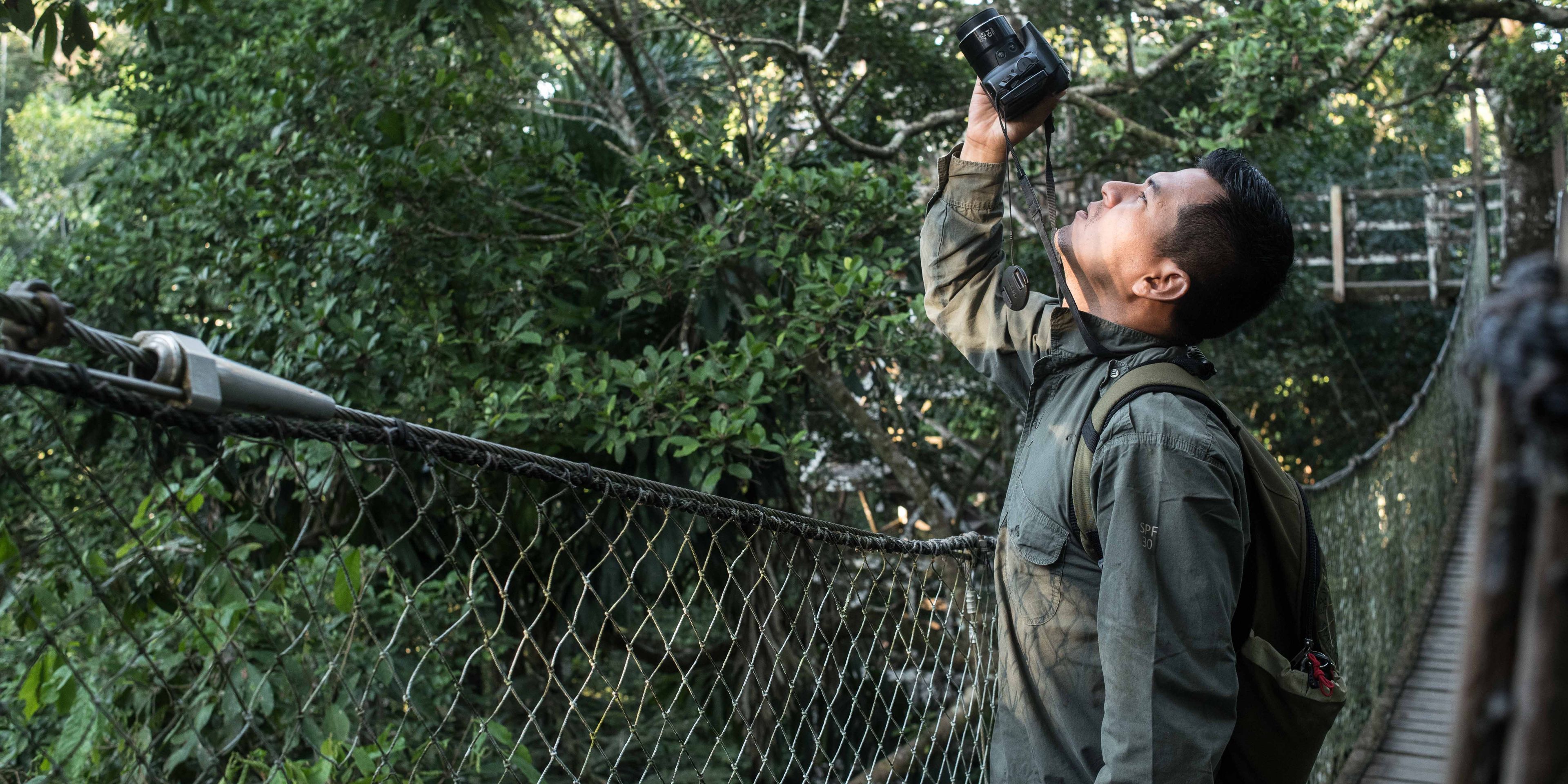 Ein Teilnehmer versucht die Regenwald szene mit seiner Kamera fest zu halten