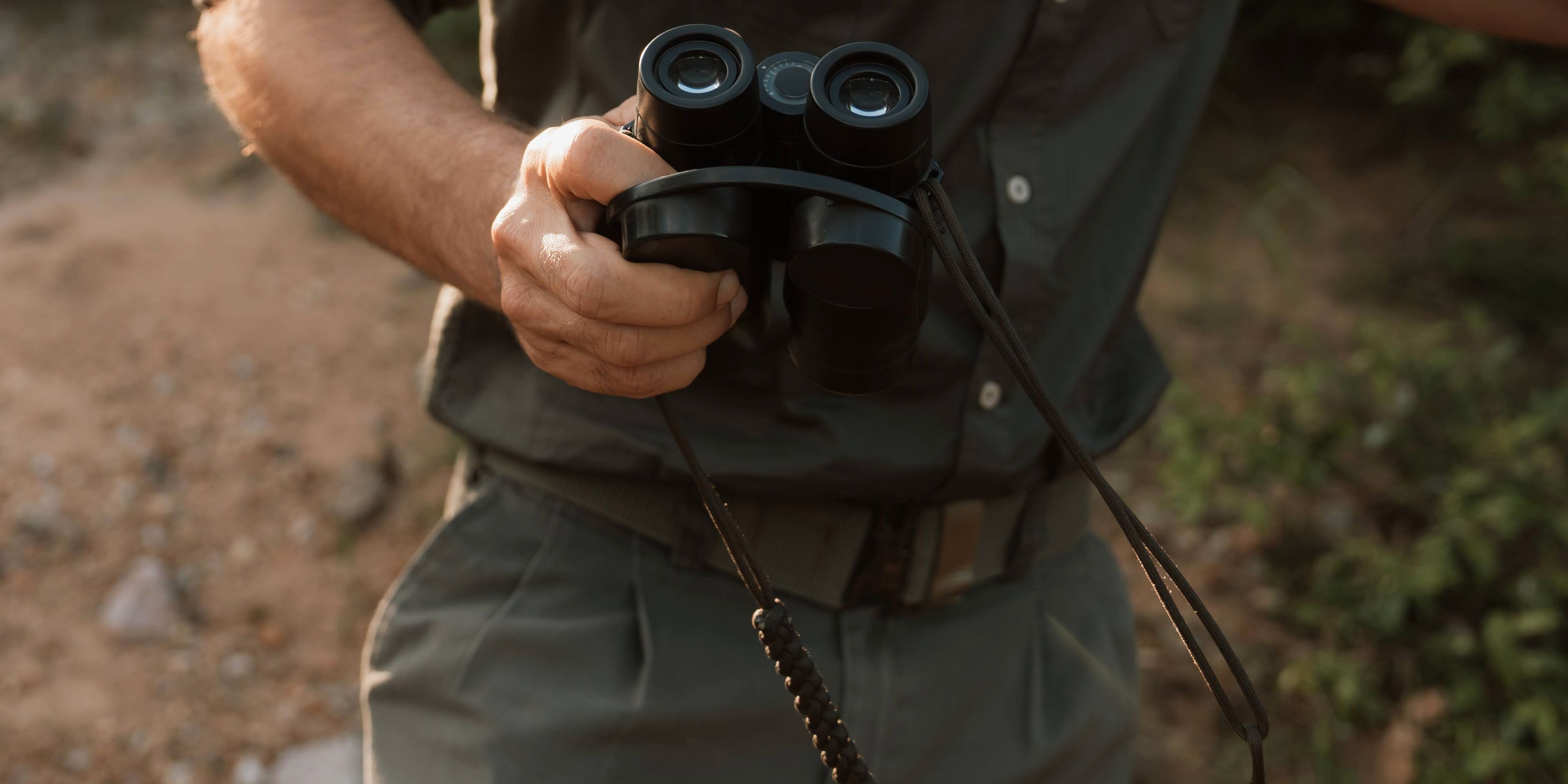 natucate-naturreise-wildtier-tracking-lowveld-fernglas