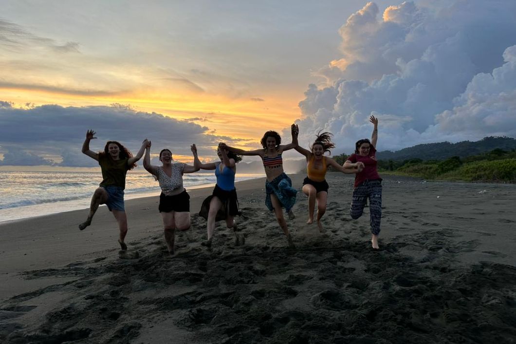 natucate-freiwilligenarbeit-costa-rica-schildkroten-rio-oro-strand-gruppe-springen