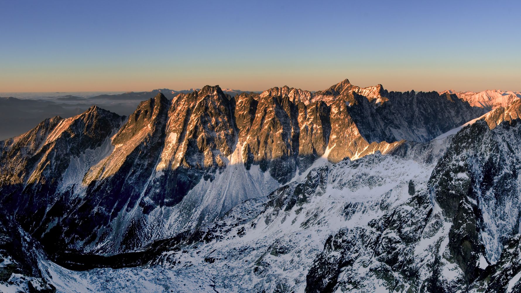 Ein Bergpanorama in der Slowakei im Winter
