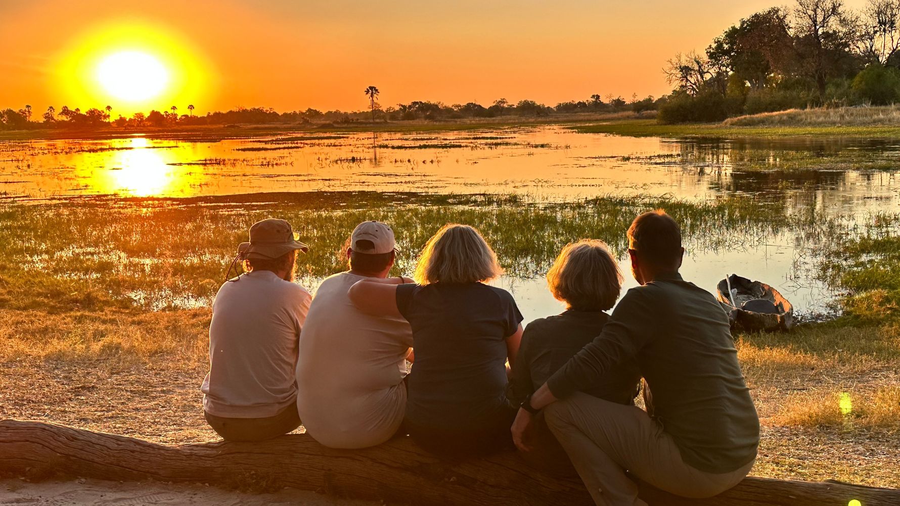Gruppe beobachtet Sonnenuntergang