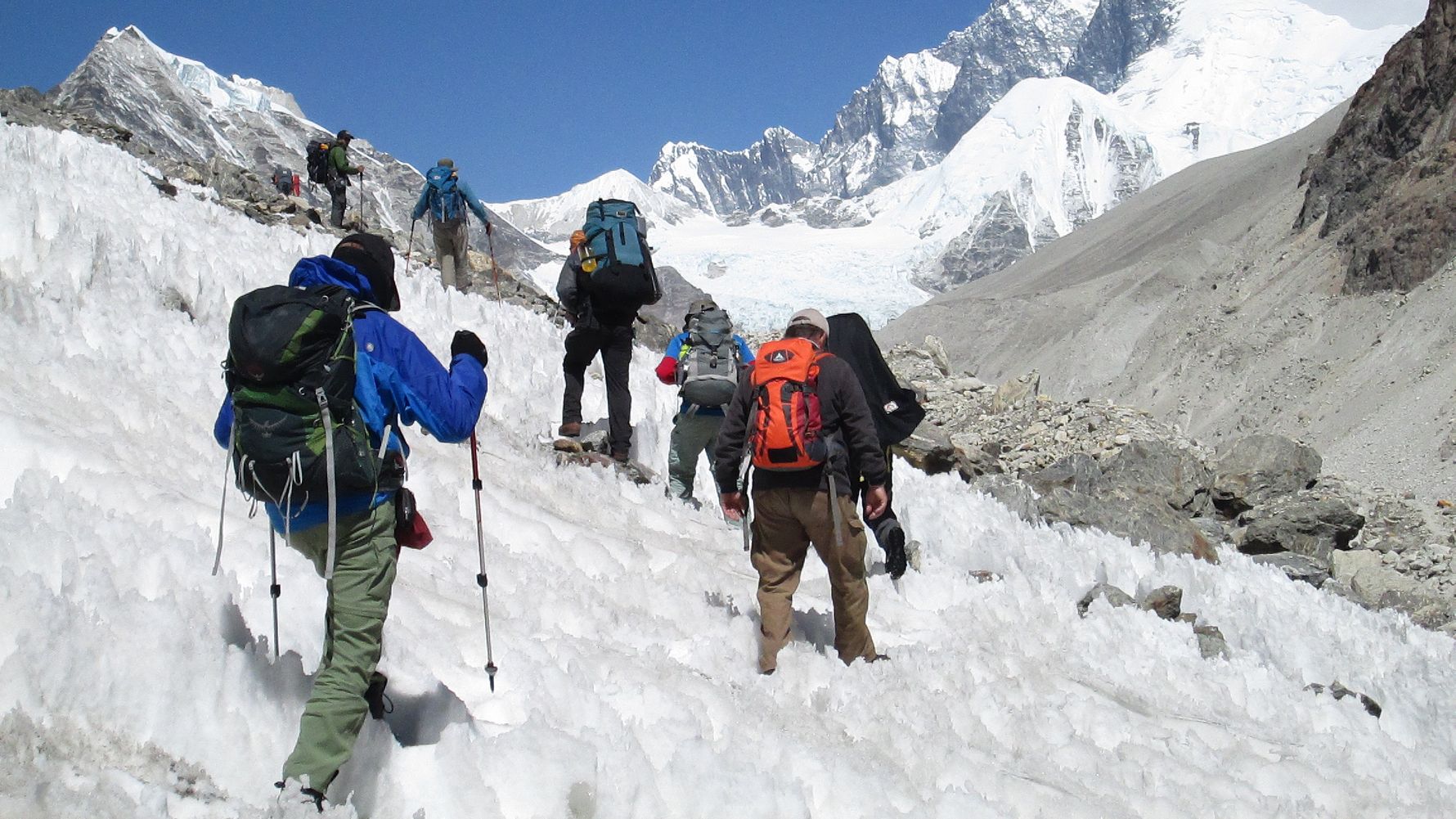 Trekking-Urlaub in Nepal: Teilnehmer des Nepal-Treks bei ihrer Wanderung durch den Himalaya