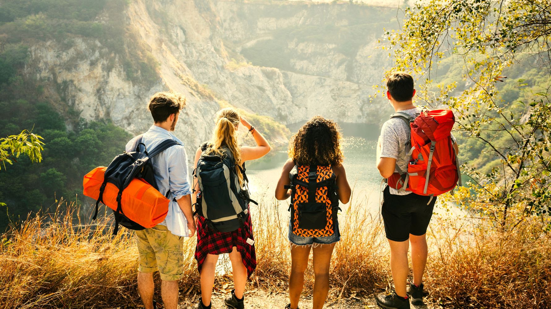 blog-ratgeber-gruende-fuer-ein-auslandsjahr-junge-menschen-gruppe-natucate