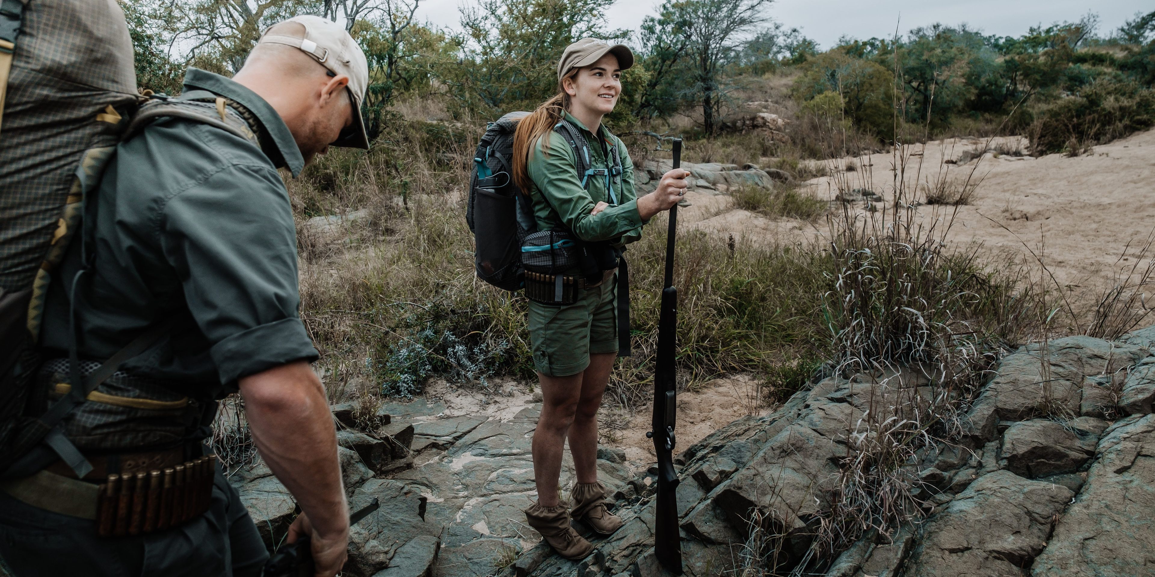 ranger-naturkurs-suedafrika-timbavati-trailing-experience-women-rifle-natucate