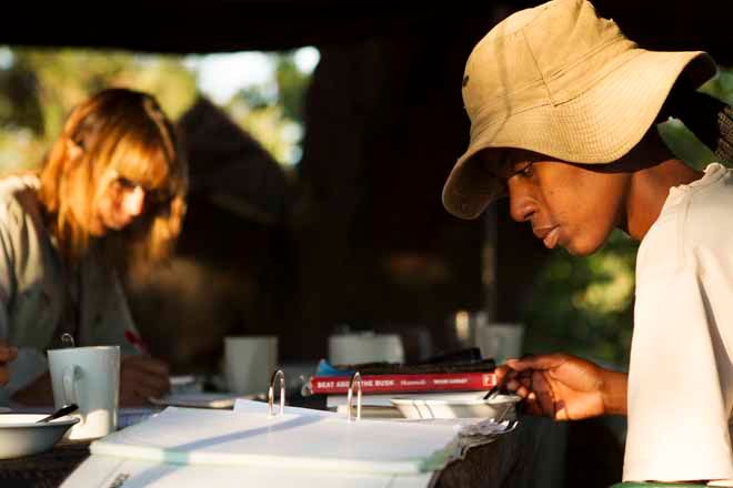 Studenten des Rangerkurses lernen fuer ihren Rangerausbildung im Camp