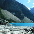 Ausblick ueber einen See auf eine Berglandschaft in Kanada