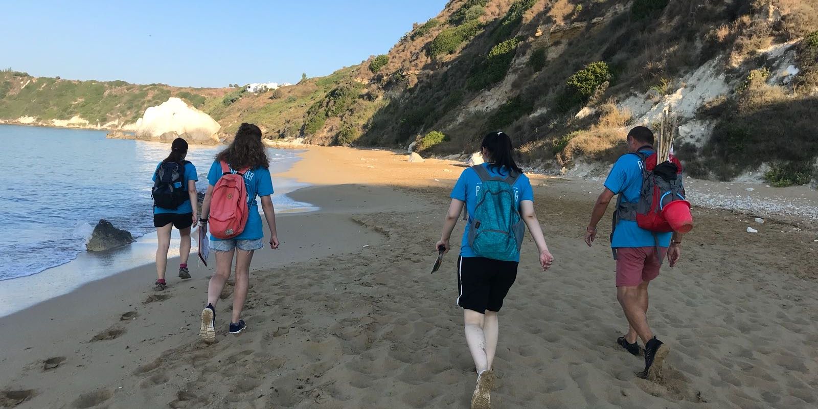 freiwilligendienst-griechenland-kefalonia-gruppe-strand-spaziergang-tag