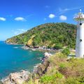 Ein Leuchttrum an der Kueste Thailands vor einem tuerkisblauem Meer