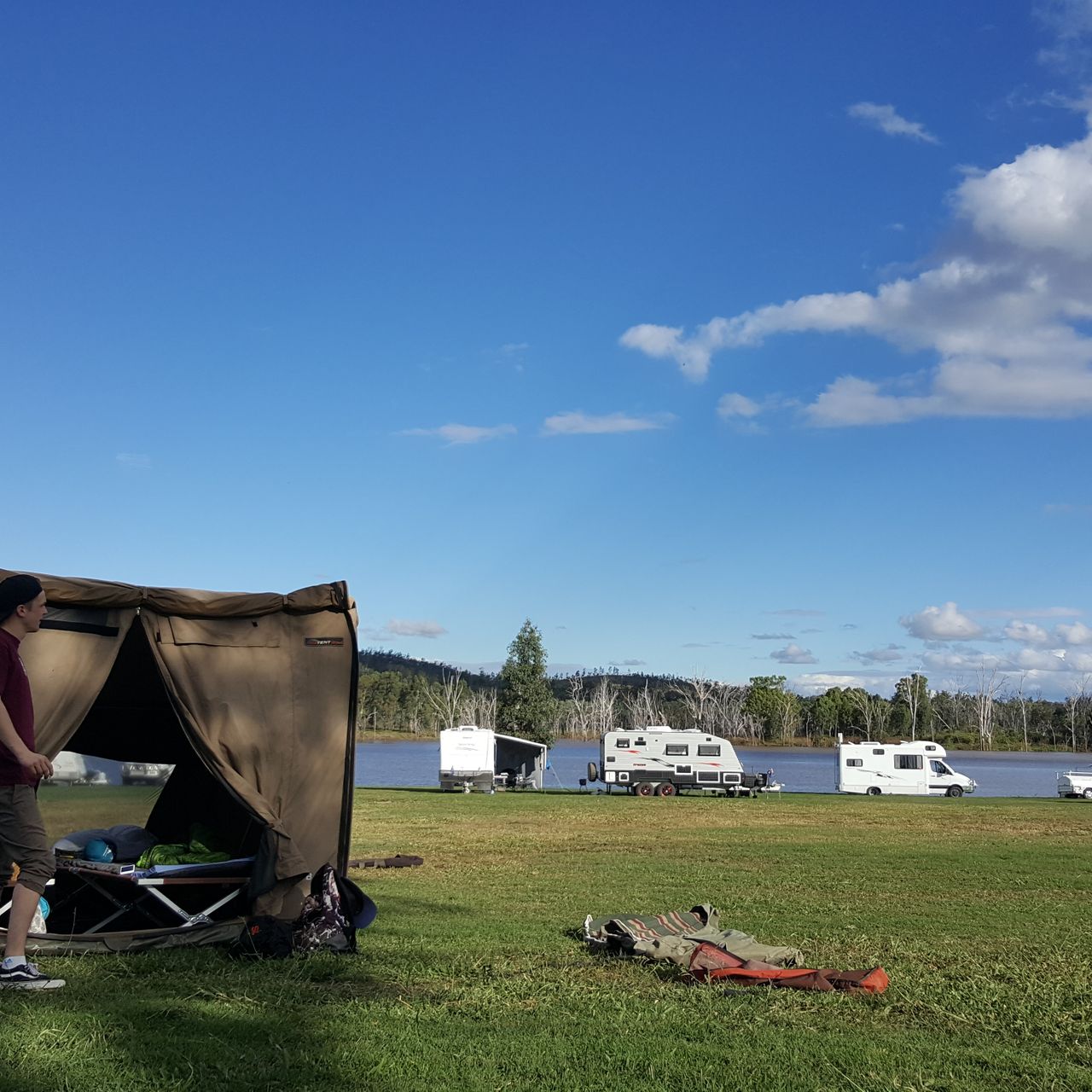 Ein Campingplatz an einem See in Australien
