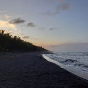 Der Sonnenaufgang am Strand im Meeresschildkrötenprojekt in Lateinamerika