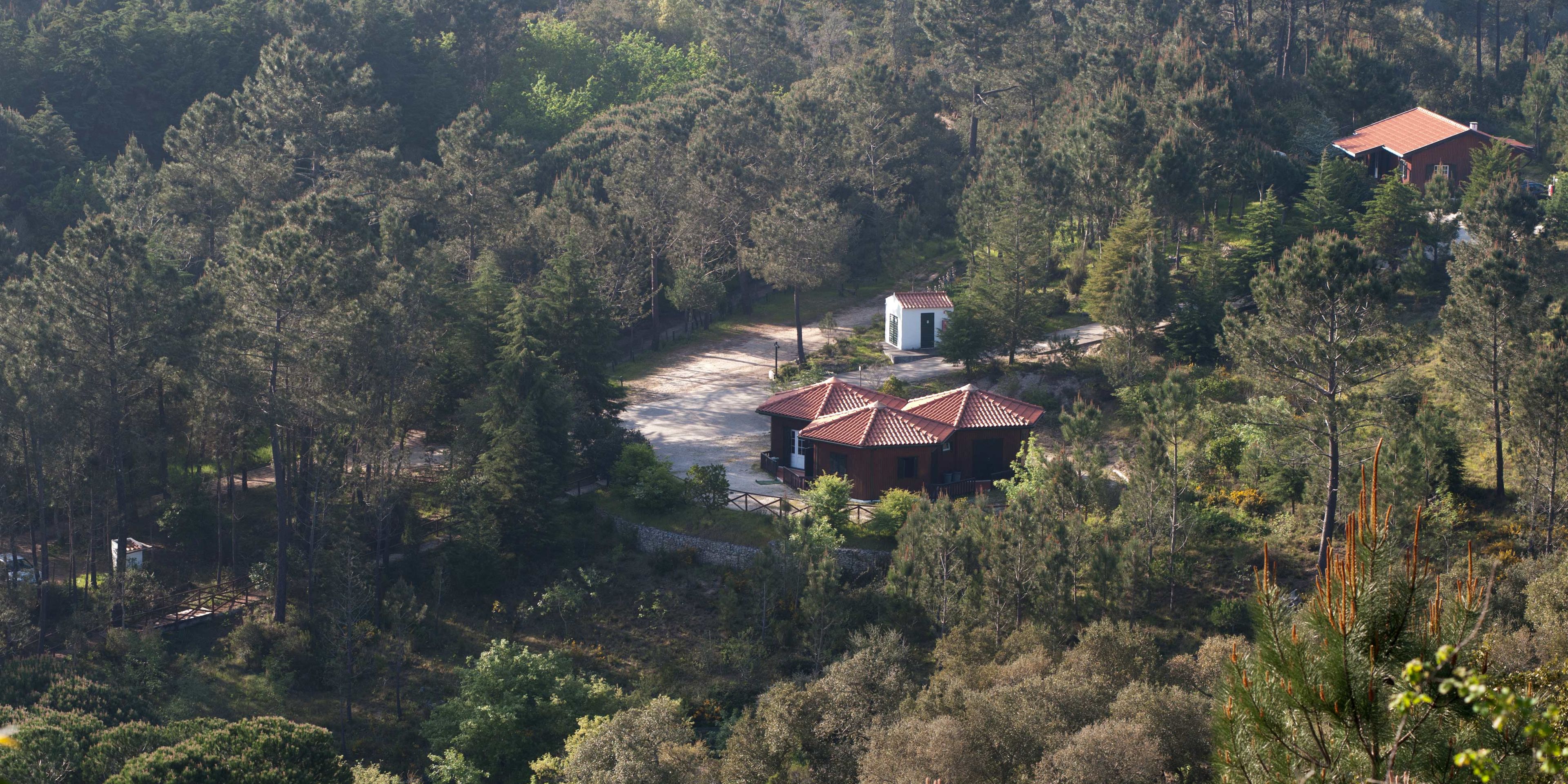 Blick auf das Gelaende und die Einrichtungen des Wolfsschutzprojekts in Portugal