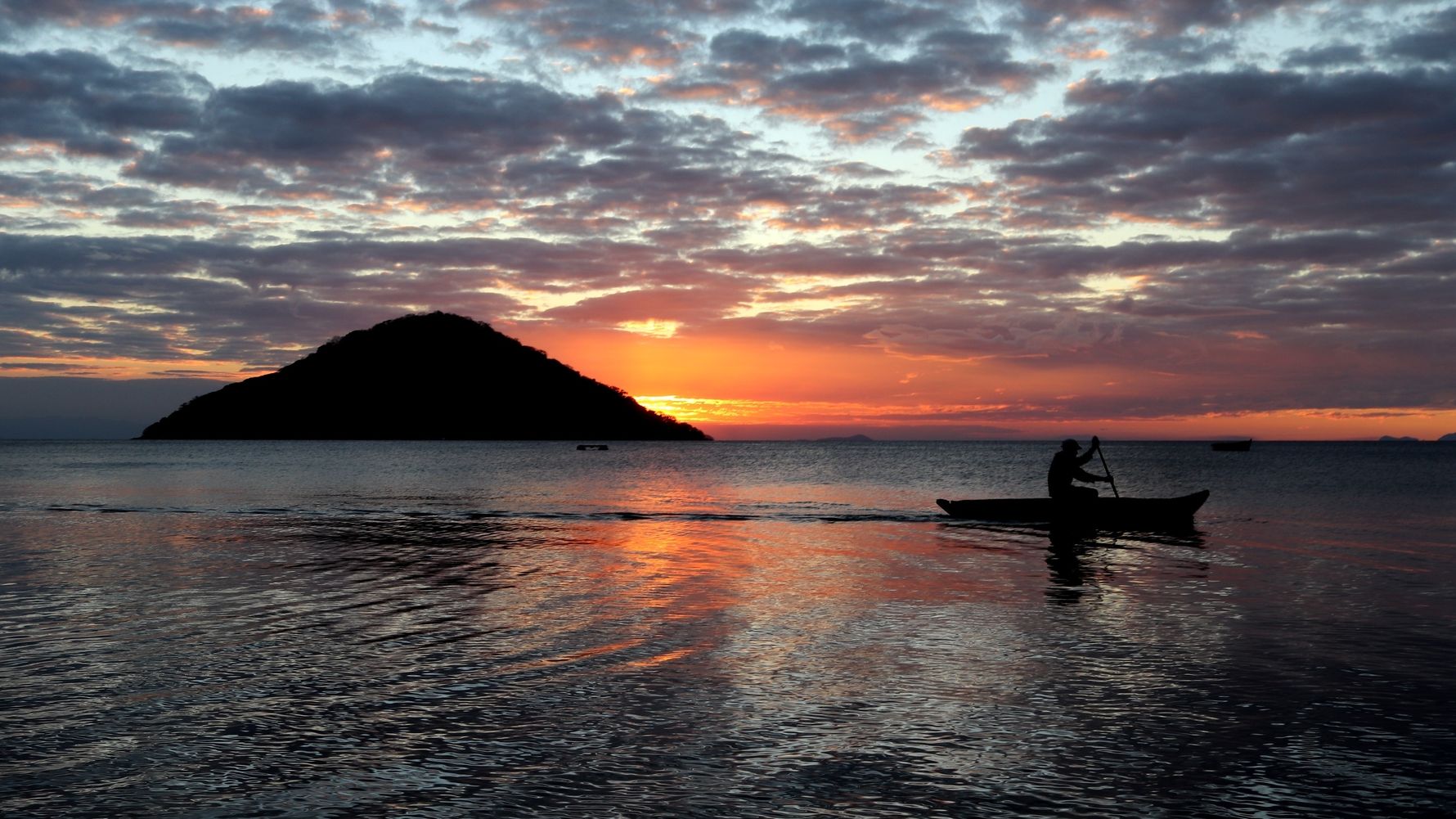 malawi-country-information-cape-maclear-sunset-boat