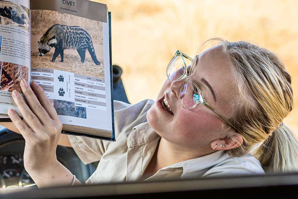 natucate-guide-course-short-bw-woman-explaining-workbook