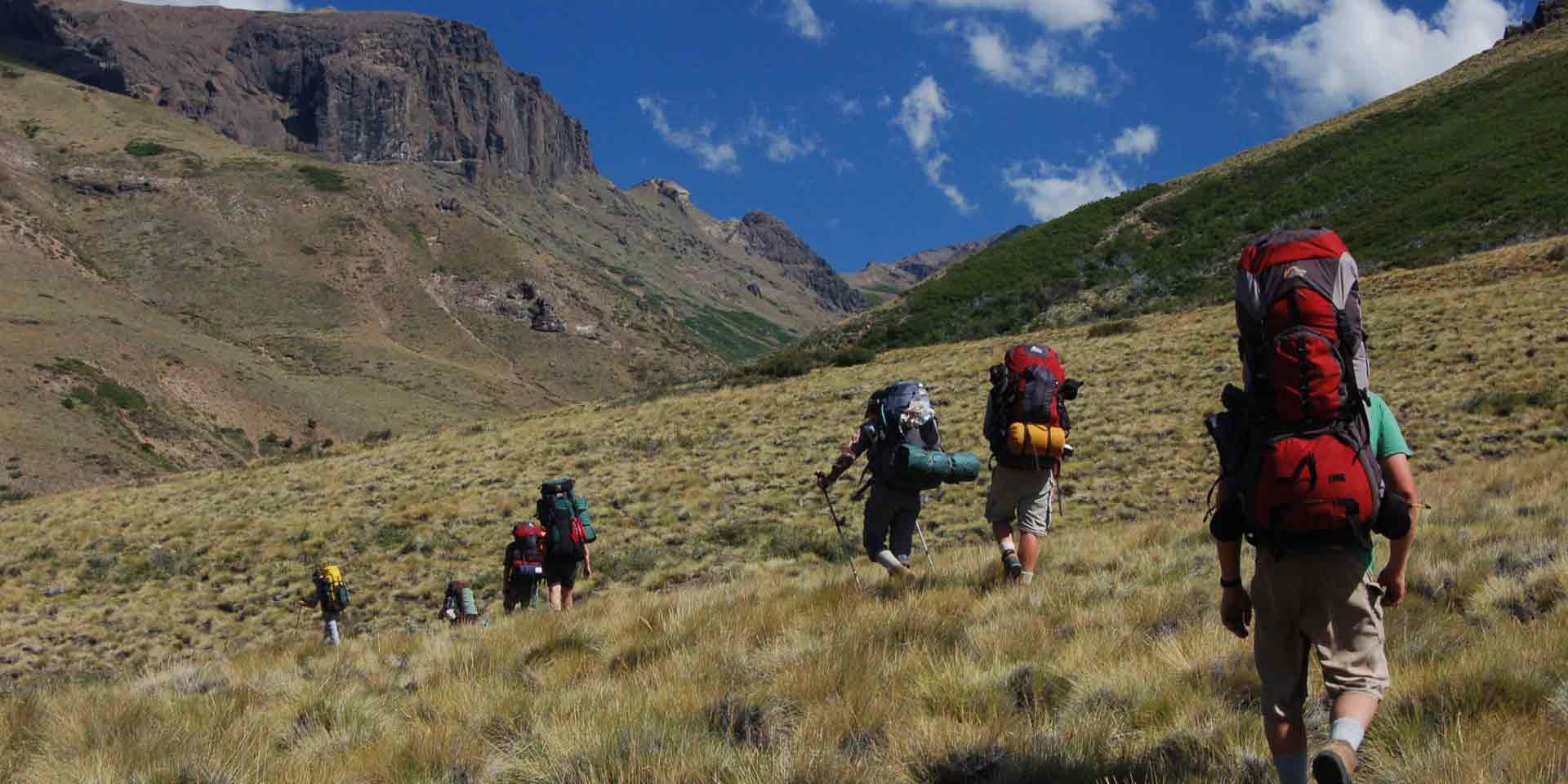 Eine Gruppe von Studenten wandert durch die weite Landschaft Patagoniens