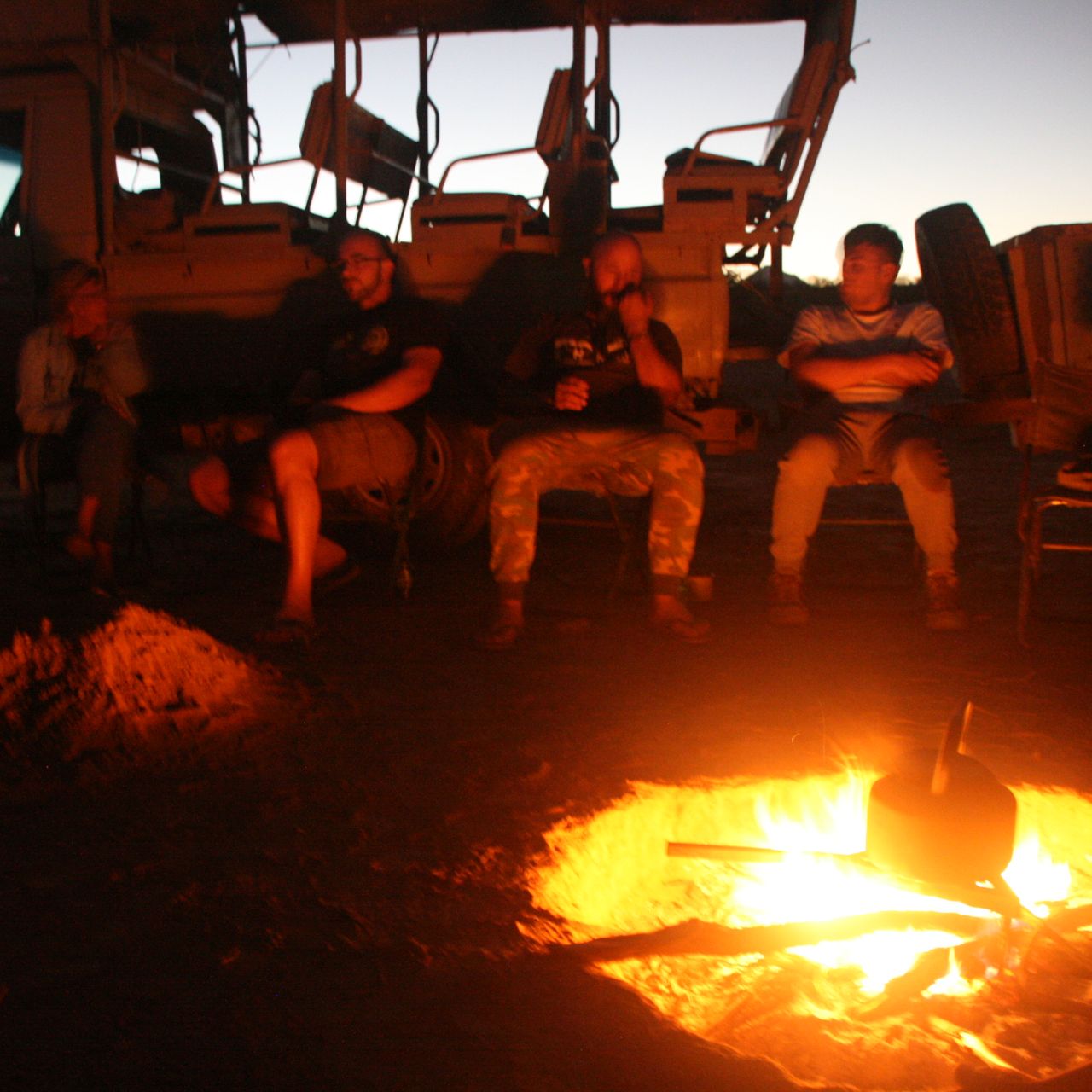 erfahrungsbericht-freiwilligenarbeit-namibia-elefantenschutz-jonas-lagerfeuer-natucate