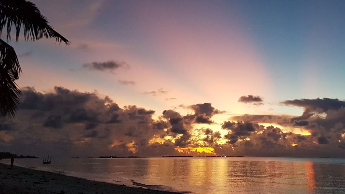 erfahrungsbericht-freiwilligenarbeit-walhaischutz-malediven-sara-daemmerung-wolken-natucate