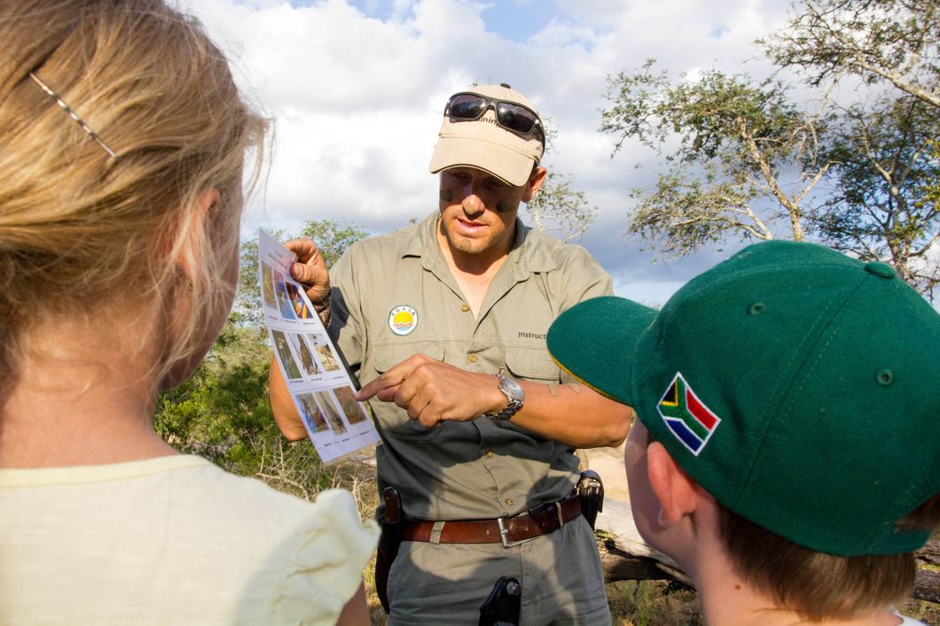 Ein Guide erklaert zwei Kindern die bekanntesten Vogelarten Suedafrikas