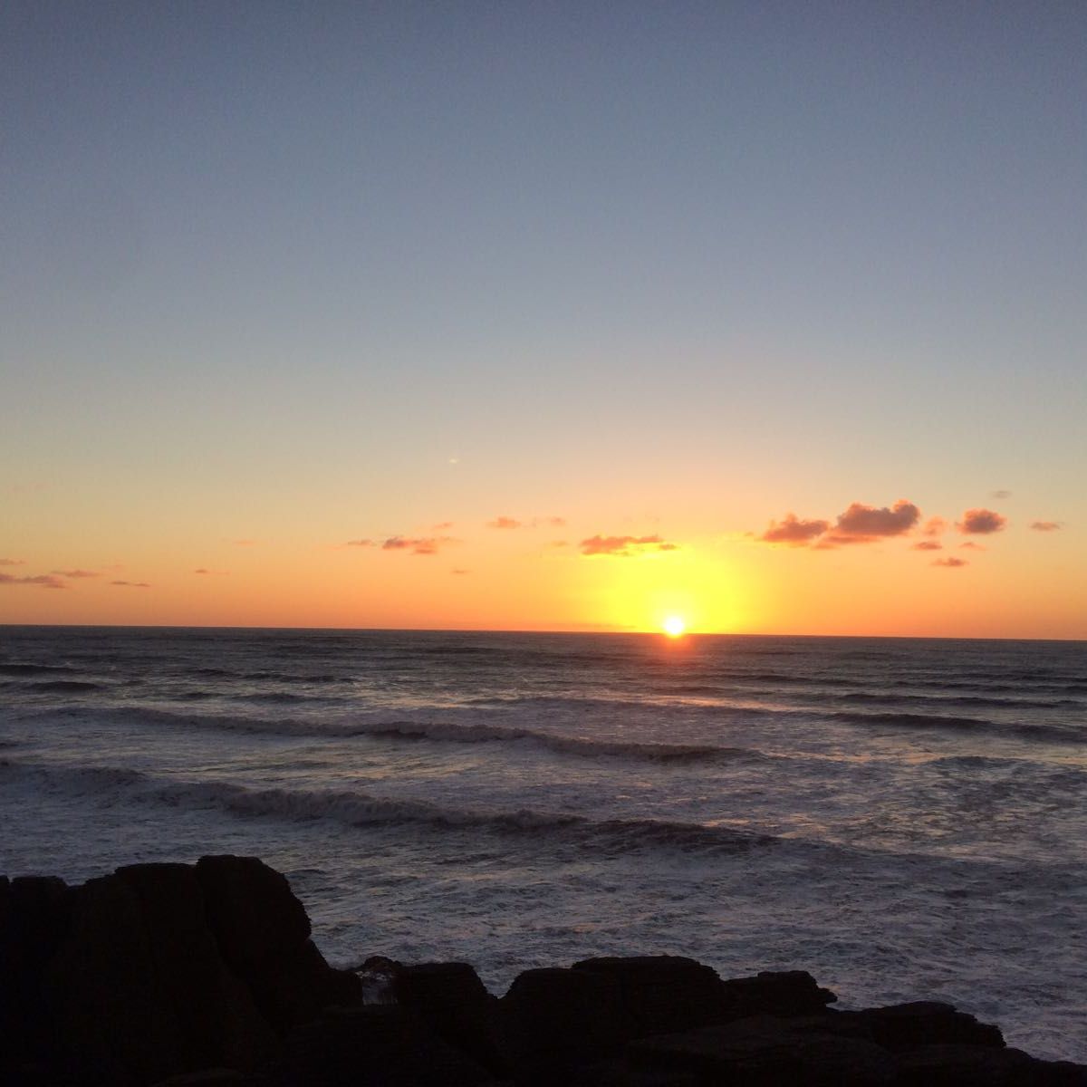 Blick auf den offenen Ozean und die aufgehende Sonne
