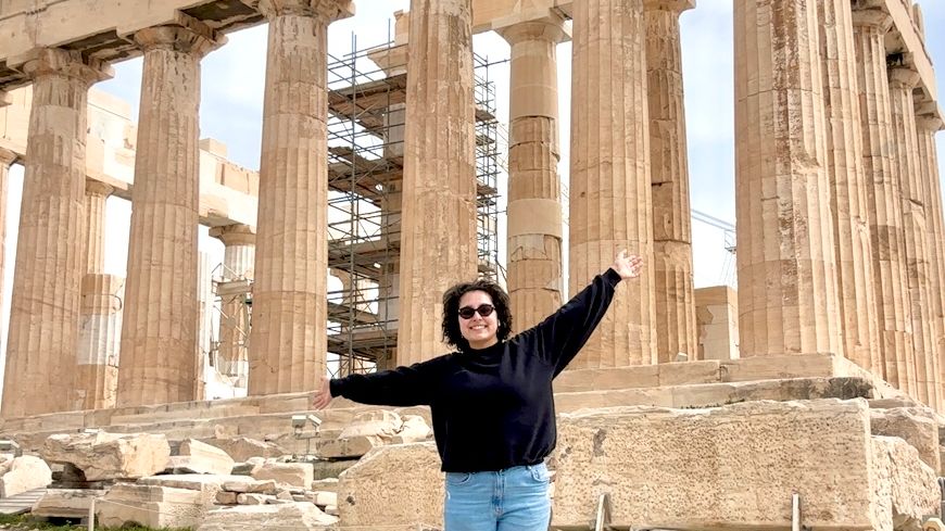 natucate-erfahrungsbericht-griechenland-tierschutz-jasira-lachend-sightseeing