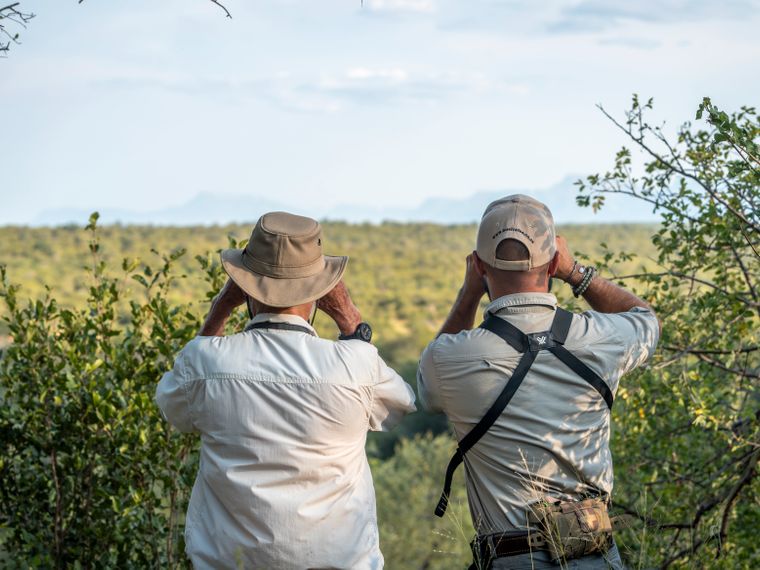 natucate-naturreise-bw-experience-two-guides-binoculars