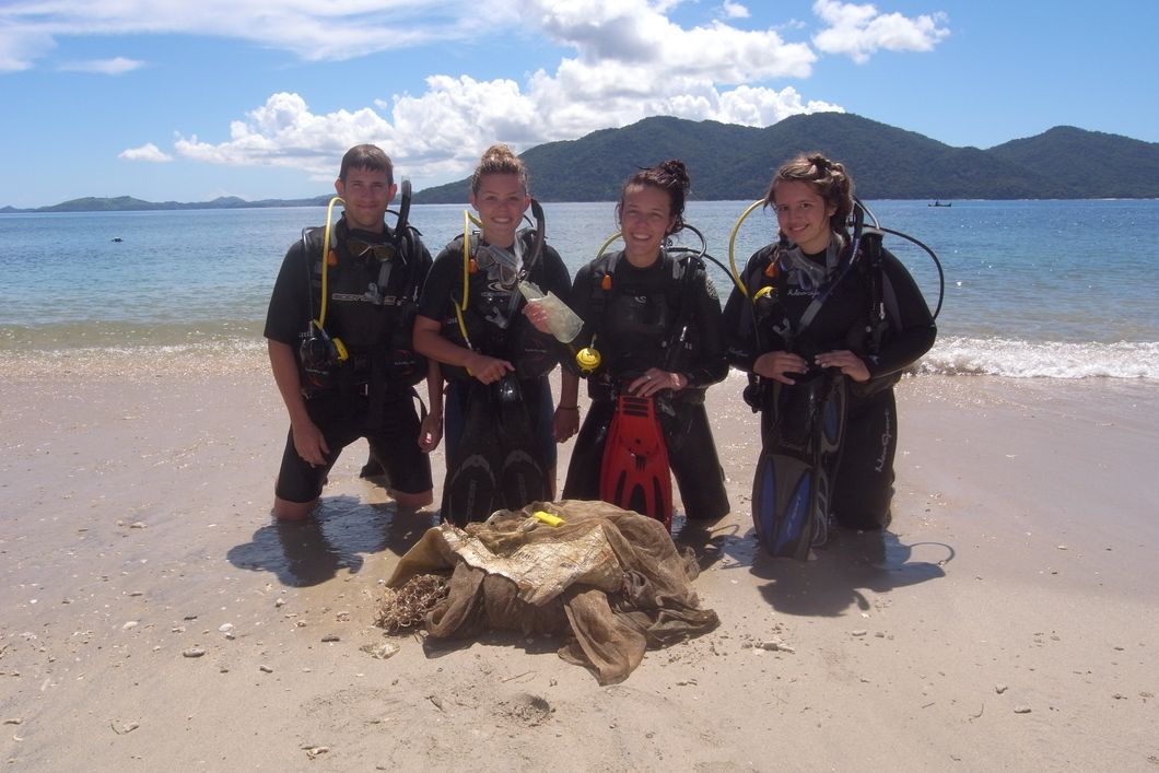 Zuvor tauchende Artenschutz-Volunteers mit dem von ihnen gesammelten Muell in Madagaskar.