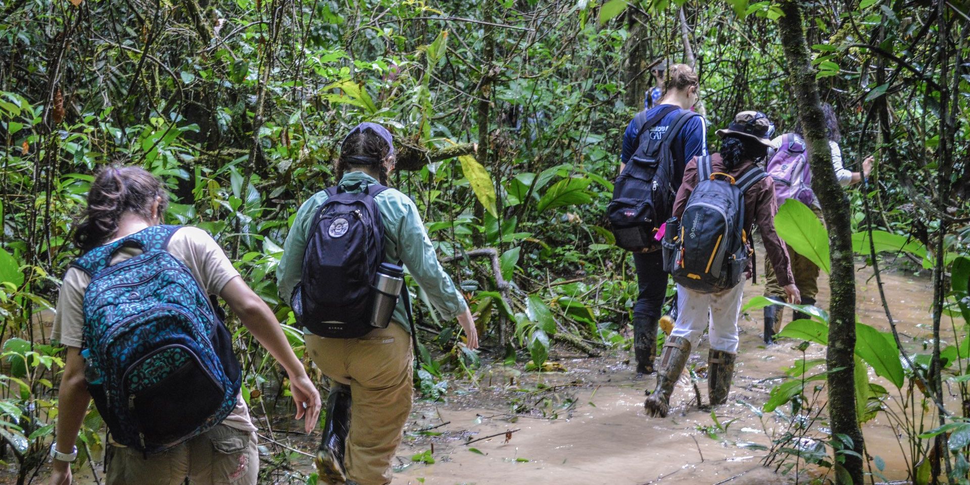 Schlamm und Regen koennen die Praktikanten bei ihrer Arbeit nicht aufhalten