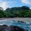 Eine Bucht an der Kueste Costa Ricas mit angrenzendem Regenwald
